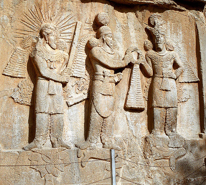 Datei:Taq-e Bostan - High-relief of Ardeshir II investiture.jpg