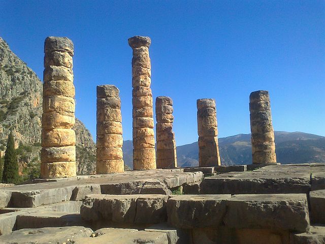 Datei:Ancient Delphi - Temple of Apollo (15491188648).jpg