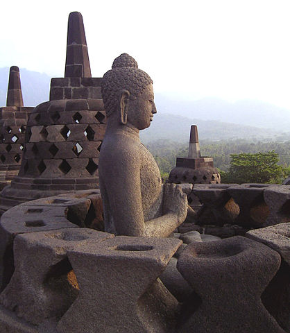 Datei:418px-Borobudur-perfect-buddha.jpg