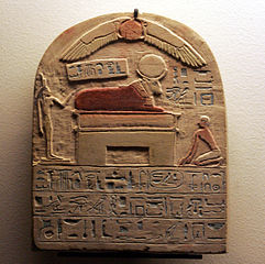 Datei:Stele dedicated to Apis-Louvre.jpg