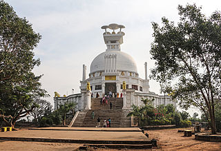 Datei:Shanti Stupa-Dhauli.jpg
