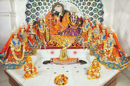 Datei:RadhaKrishna-Ashtasakhis.jpg