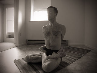 Datei:Taut-padmasana.jpg