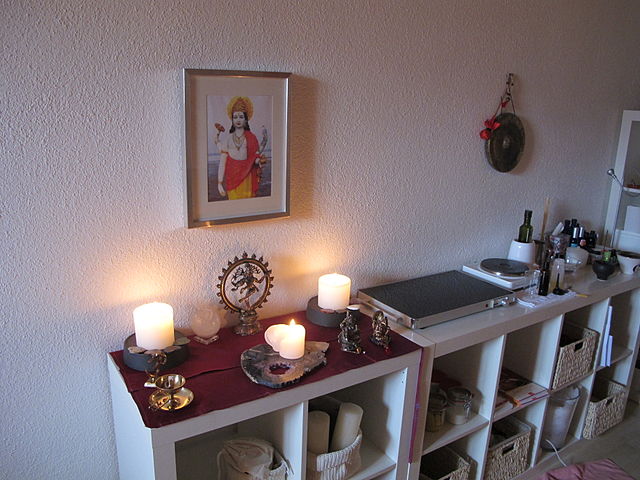 Datei:Ayurvedapraxis curuna.jpg