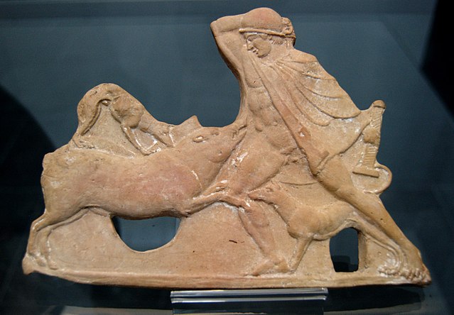 Datei:Terracotta Theseus Crommyonian Sow Staatliche Antikensammlungen.jpg