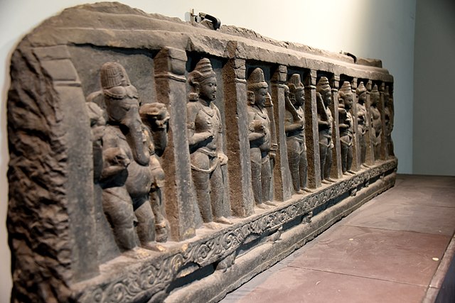 Datei:Ganesha and the eight Dikpalas.jpg