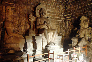 Datei:Buddha Mendut.jpg