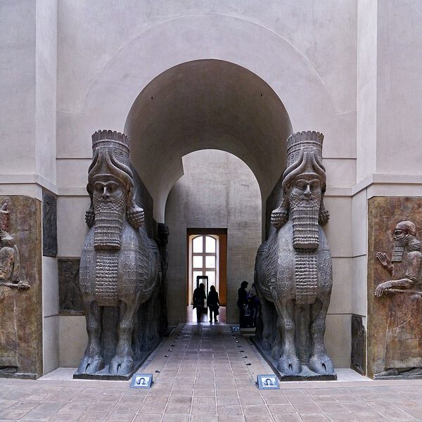Datei:Human-headed Winged Bulls Gate Louvre.jpg