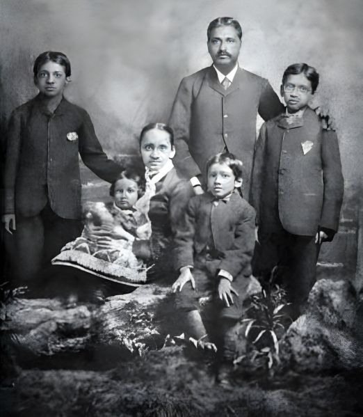 Datei:Aurobindo family.jpg