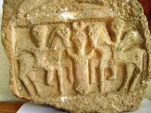 Römisches Weihrelief-dioskuren.jpg