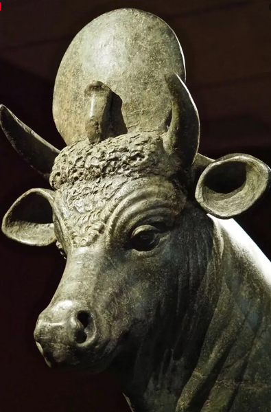 Datei:Apis Bull Statue.png