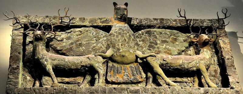 Datei:Imdugud (Anzu) grasping a pair of deer.jpg