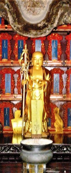 Datei:Golden statue of Xuanzang. Giant Wild Goose Pagoda, Xi'an.jpg