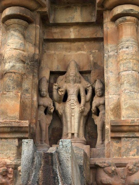 Datei:Brahma with consorts.jpeg