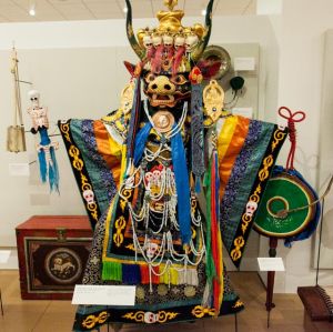 Mongolischer Schamane mit Kostüm und Trommel.jpg